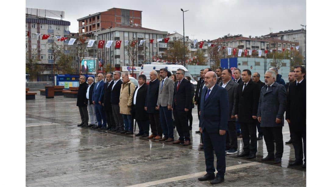 24 Kasım Öğretmenler Günü Münasebetiyle İlçe Milli Eğitim Müdürümüz Sayın Mustafa YILMAZ, Bağcılar Meydanda Atatürk Anıtına Çelenk Koyma Programına Katıldı.