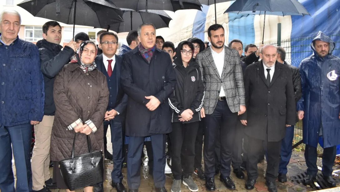 Taksim'de Yaşanan Hain Terör Saldırısında Şehit Olan İlçemiz Mehmet Niyazi Altuğ Anadolu Lisesi Öğrencisi Yağmur UÇAR`ın Anısına Okul Bahçesinde Valimiz Sayın Ali YERLİKAYA'nın Katılımlarıyla Fidan Dikimi Gerçekleştirildi.
