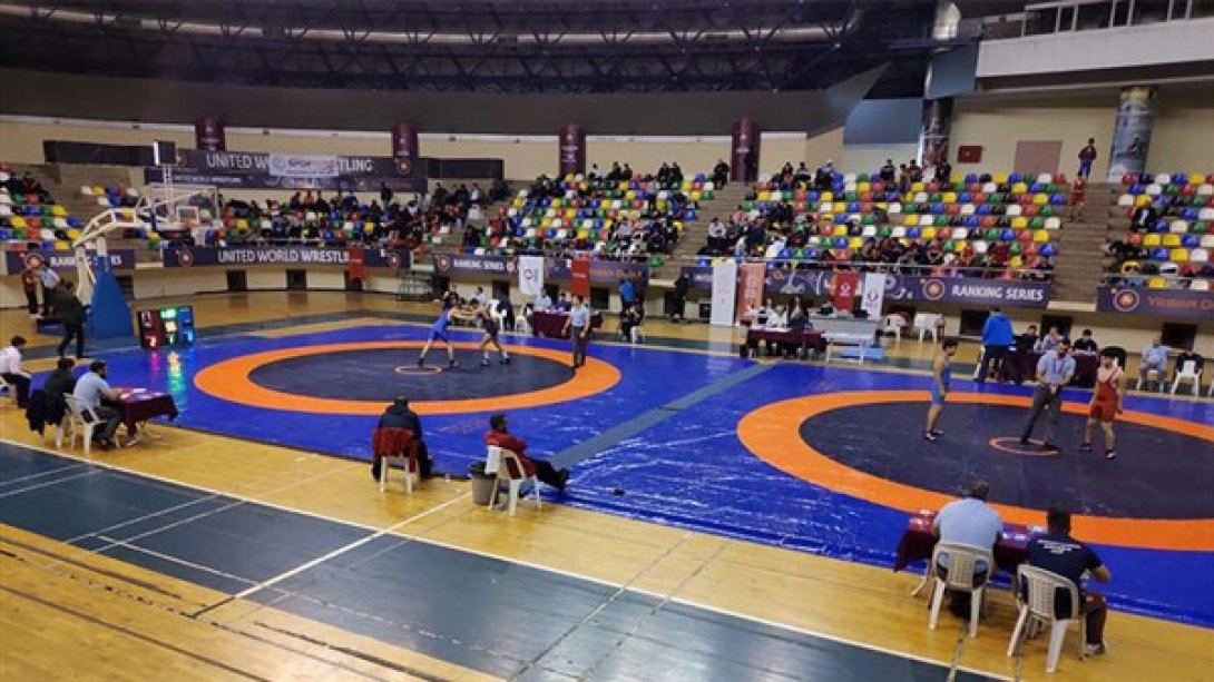 İmam Hatip Liseleri Güreş Turnuvası İlçemiz Olimpik Spor Salonunda Gerçekleştirildi.