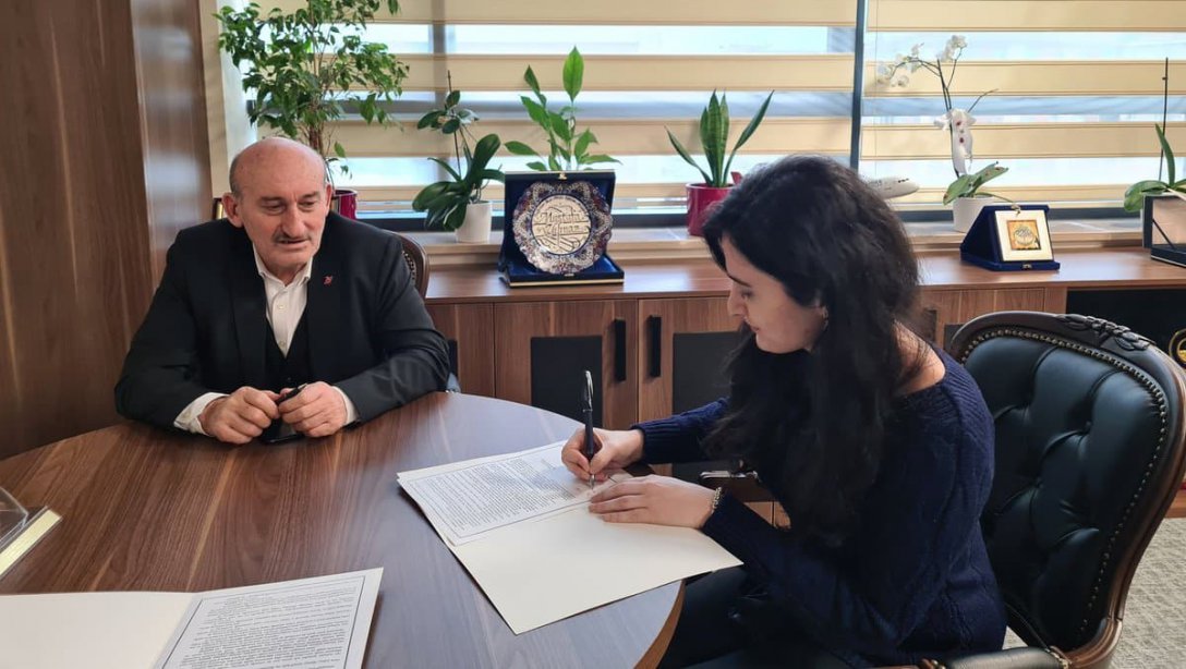 İlçe Milli Eğitim Müdürümüz Sayın Mustafa YILMAZ aramıza yeni katılan sözleşmeli öğretmenlerimizle, sözleşmelerini karşılıklı olarak imzaladı.
