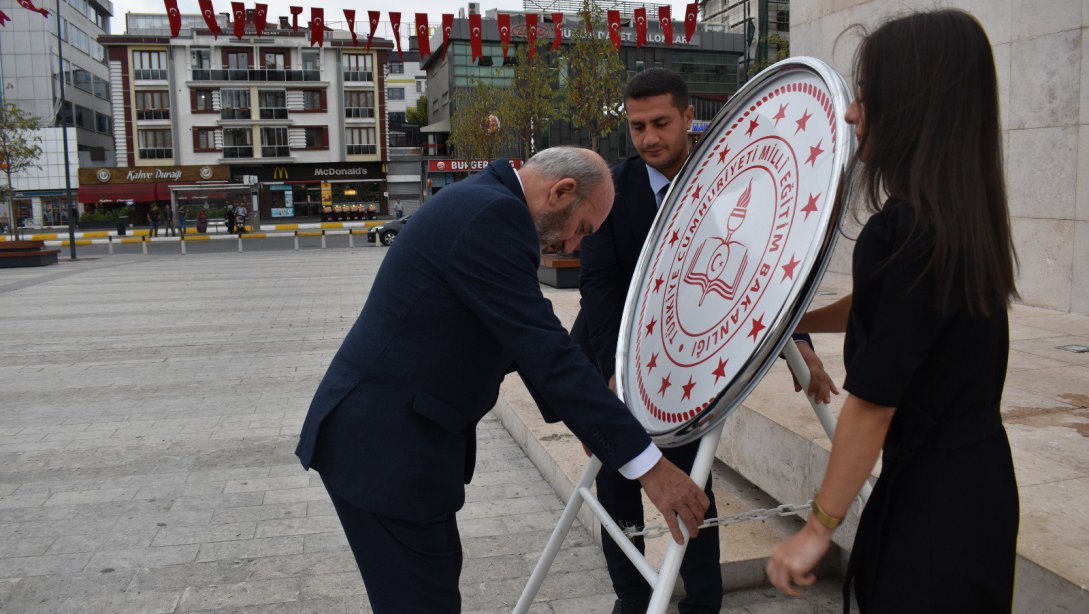 Müdürümüz Sayın Mustafa YILMAZ, 2022-2023 Eğitim-Öğretim Yılı İlköğretim Haftası kapsamında Atatürk Anıtı'nda eğitim camiamız adına çelenk sundular.