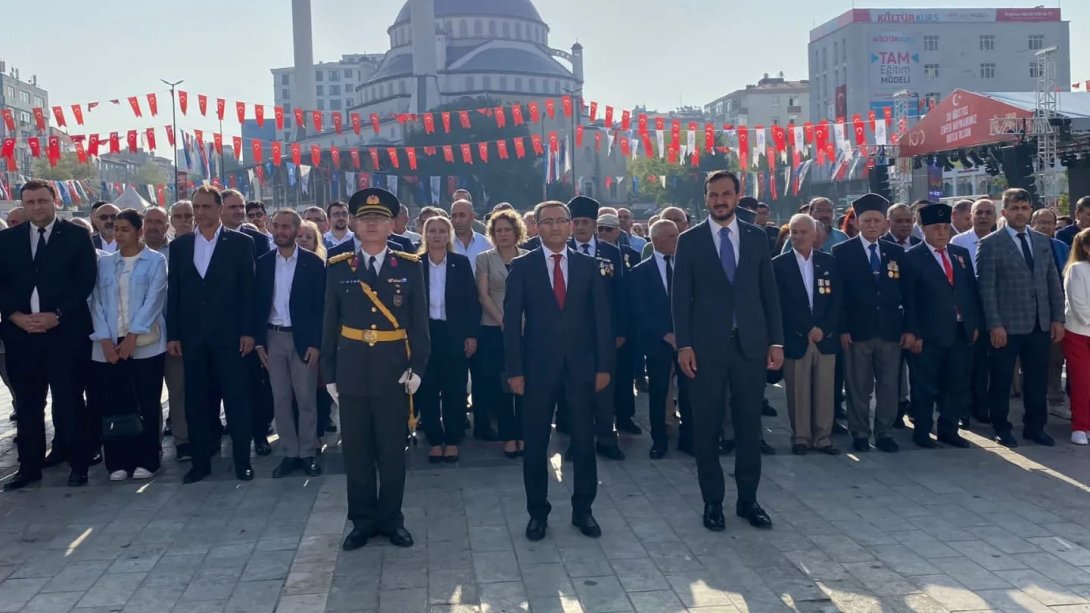 30 Ağustos Zafer Bayramı Çelenk Sunma Töreni , Bağcılar Meydan Atatürk Anıtı Tören Alanı'nda Kaymakamımız Sayın Abdullah UÇGUN, Belediye Başkanımız Sayın Abdullah ÖZDEMİR ve Kurum Amirlerinin Katılımıyla Gerçekleştirildi.