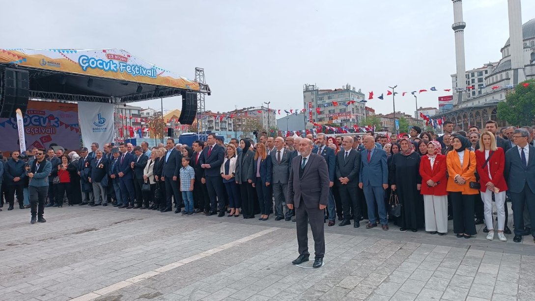 23 Nisan Ulusal Egemenlik ve Çocuk Bayramı Kutlama Programı Kapsamında Bağcılar Meydan Atatürk Anıtı'na Çelenk Sunumu İlçe Millî Eğitim Müdürümüz Mustafa YILMAZ Tarafından Gerçekleştirildi.