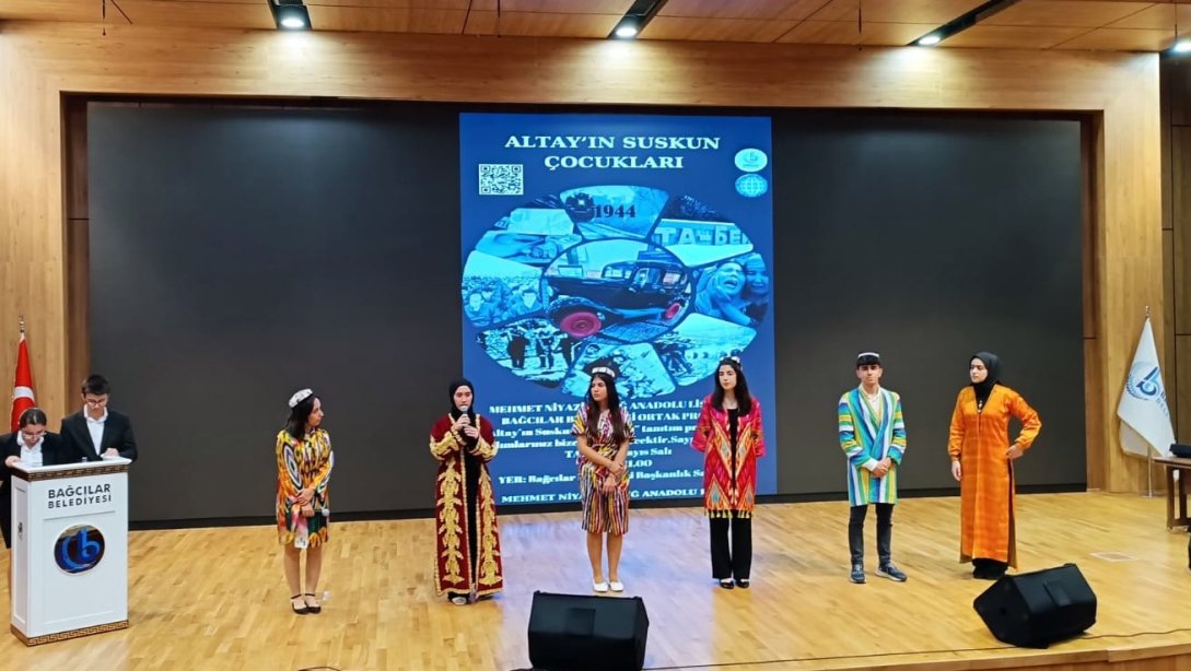 Mehmet Niyazi ALTUĞ Anadolu Lisesi'nin Belediye Başkanlık Sahnesinde Organize Ettiği Altay'ın Suskun Çocukları Temalı Programa Kaymakamımız Abdullah UÇGUN Belediye Başkanımız Abdullah ÖZDEMİR ve İlçe Milli Eğitim Müdürümüz Mustafa YILMAZ Katıldı.