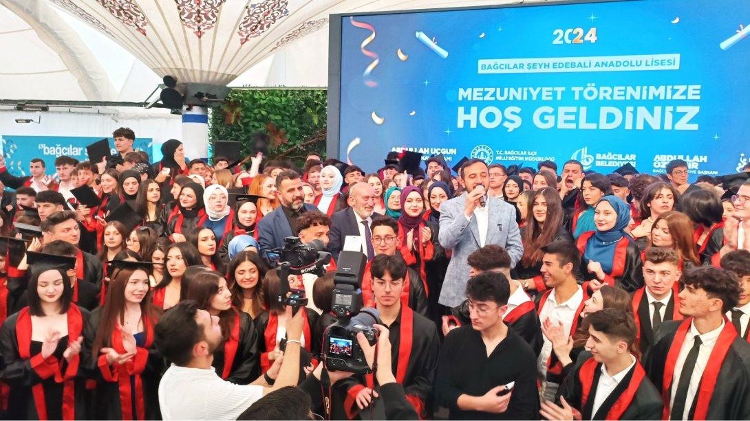 2023-2024 Eğitim Öğretim Yılı Şeyh Edebali Anadolu Lisesinin Mezuniyet Programı Belediye Başkanımız Abdullah ÖZDEMİR ve İlçe Milli Eğitim Müdürümüz Mustafa YILMAZ'ın Katılımıyla Bağcılar Halk Sarayında Yapıldı.