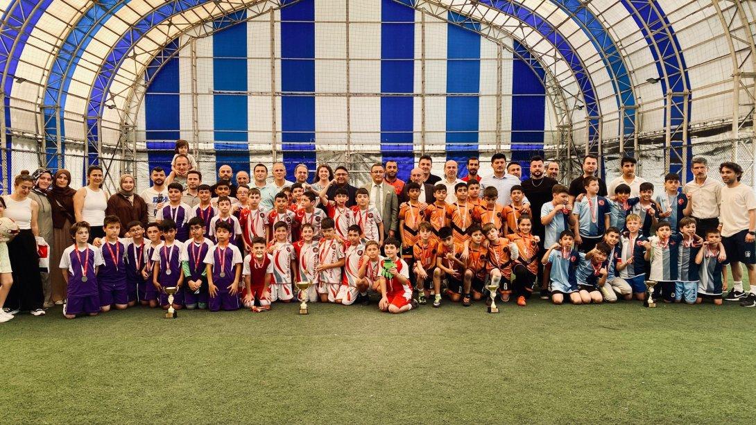 Bu Yıl İlkini Düzenlediğimiz İlkokullar Futbol Şenliği Finalleri Bugün Yapıldı. Dereceye Giren Okullarımız Ödüllerini Kaymakamımız  Abdullah UÇGUN ve İlçe Milli Eğitim Müdürümüz Mustafa YILMAZ'ın Elinden Aldı.
