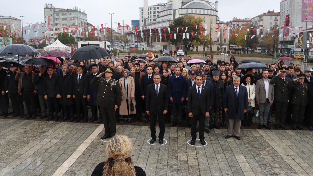 10 Kasım Atatürk'ü Anma Günü Münasebetiyle Bağcılar Meydan Atatürk Anıtı'nda Çelenk Sunma Töreni Yapıldı.